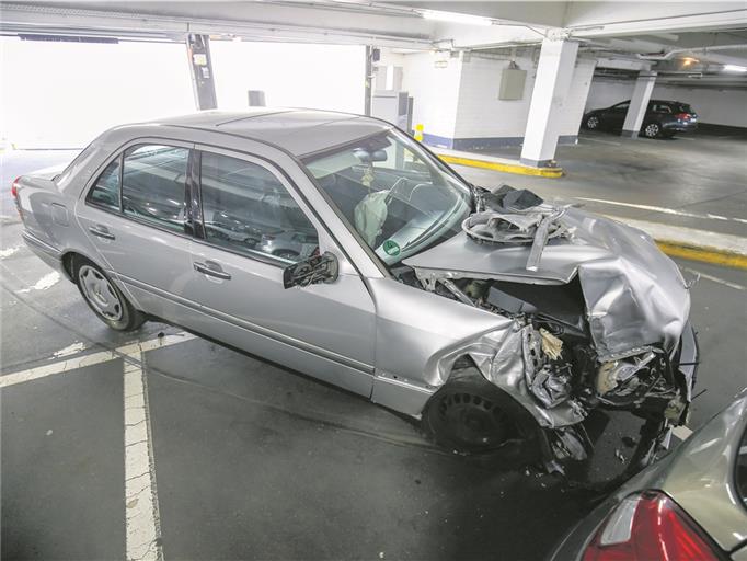 BACKNANG (pol/flo). Die Unfallverursacherin und ihr Beifahrer sind bei einem Unfall in der Tiefgarage Graben in Backnang kurz vor Mittag leicht verletzt worden. Zu dem Unglück kam es, als die ältere Fahrerin eines Mercedes nach dem Ziehen des Parkscheins wahrscheinlich gesundheitliche Probleme bekam. Sie beschleunigte ihr Auto im Bereich der Zufahrt des Parkhauses Graben im Fritz-Munz-Weg plötzlich stark, sodass der Mercedes zunächst gegen eine Wand prallte, dort die Führungsschiene des Rolltores stark beschädigte, danach eine Stützsäule touchierte und schließlich gegen einen in der Tiefgarage abgestellten Opel Corsa stieß. Eine schwangere Frau, die zu Fuß unterwegs war, konnte sich gerade noch rechtzeitig in Sicherheit bringen. Die Unfallverursacherin und ihr Beifahrer wurden vom Rettungsdienst in ein Krankenhaus gebracht. Den entstandenen Gesamtsachschaden beziffert die Polizei auf rund 7000 Euro. Beide Autos mussten abgeschleppt werden. Foto: A. Becher