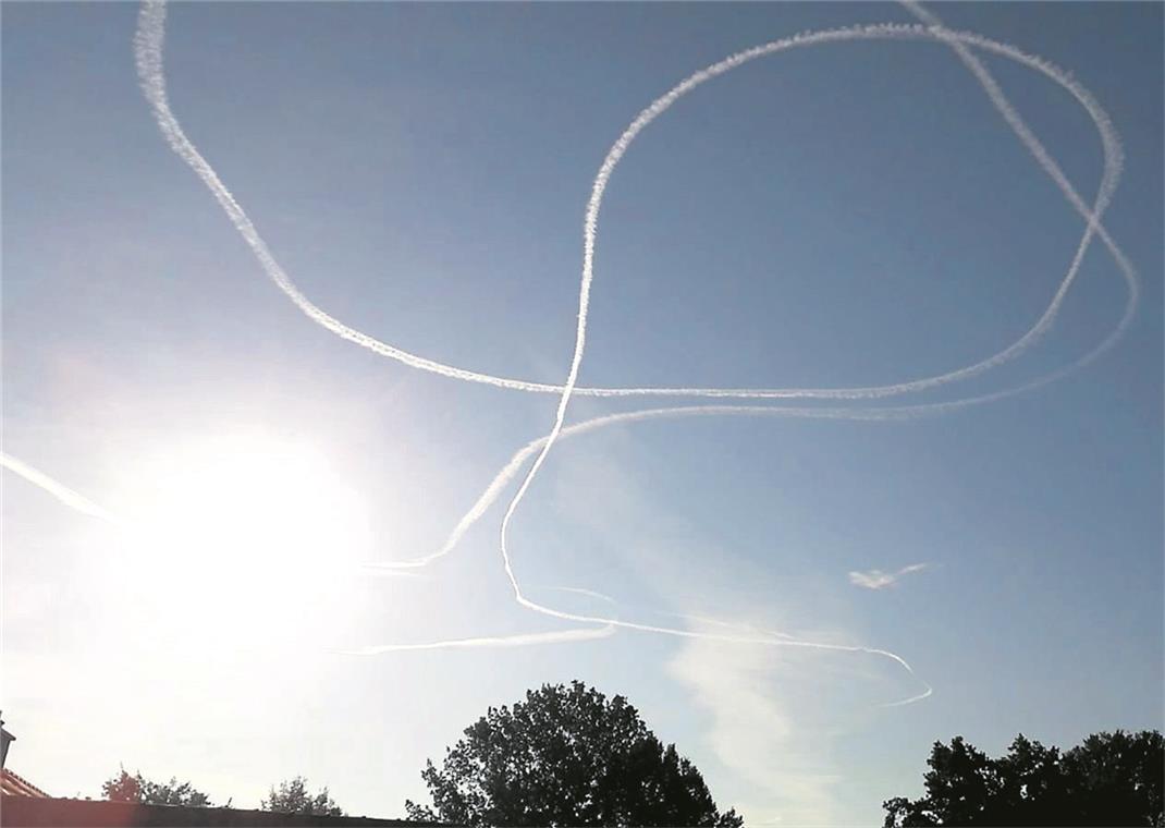 BACKNANG (sas). Gestern Morgen kamen aufmerksame Backnanger ganz schön ins Stutzen: Weiße Linien zogen sich in ungewöhnlichen Schleifen über den Himmel und waren dort auffällig lange zu sehen. Leser haben uns Fotos ihrer Beobachtungen geschickt und gefragt, was es denn damit auf sich hat. Die Pressestelle der Deutschen Flugsicherung ließ auf Anfrage wissen, dass es sich wohl um Kondensstreifen von Militärflugzeugen handelt. Denn das militärische Übungsgebiet wurde von der Luftwaffe aktiviert, wie die Pressestelle der Flugsicherung weiter mitteilte. Dort werden dann für einen gewissen Zeitraum verschiedene Übungen und Manöver geflogen. Die Deutsche Flugsicherung wird von der Luftwaffe lediglich informiert, dass eine solche militärische Übung stattfindet, was genau geübt wird, wird nicht mitgeteilt. Während der Dauer der Übung wird der Zivilflugverkehr umgeleitet. Vielen Dank an unsere Leserin Angelika Magenau aus Backnang, die uns dieses Foto geschickt hat. „So etwas sieht man nicht so oft. Ich dachte, der Pilot muss doch betrunken sein“, sagt sie lachend. Foto: privat