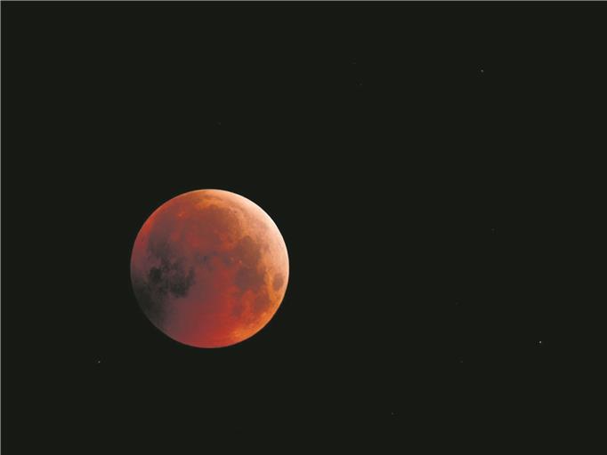 BACKNANG (sas). Schaurig-schön leuchtete der sogenannte Blutmond gestern über Backnang. Frühaufsteher kamen in den Genuss des Naturschauspiels, das sich zuletzt im Juli 2018 ereignete. Nur bei Vollmond kann es zu einer solchen Mondfinsternis kommen. Dabei müssen Sonne, Erde und Mond exakt auf einer Linie liegen. Ab 5.41 Uhr lag der Mond komplett im Kernschatten der Erde. Um 6.44 Uhr trat er wieder ganz heraus. Nach Angaben von Astronomen war die Mondfinsternis in Europa, Afrika, mit Ausnahme der östlichen Küstenregion, über dem Atlantik, in Nord- und Südamerika, Grönland sowie in der Nordpolarregion sichtbar. Wer den rot scheinenden Mond gestern verschlafen hat, muss sich noch ein paar Jahre gedulden: Einen Blutmond wird es erst wieder an Silvester 2028 über Europa geben. Foto: A. Becher