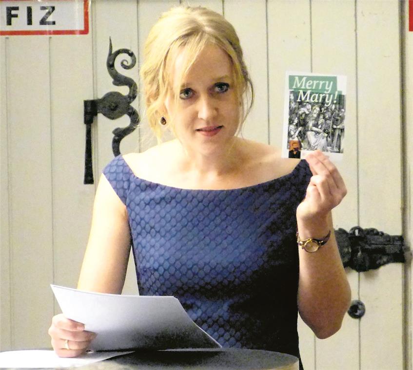 Marille-Variationen zur Ausstellungseröffnung „Merry Mary“ BACKNANG (sil). Rund 30 Backnanger Grafik-Freunde haben am Freitagabend den Weg ins Helferhaus gefunden, um an der Eröffnung der ersten Ausstellung unter dem Motto „Merry Mary“ im neuen Riecker-Raum teilzunehmen. Empfangen wurden sie von Kulturamtsleiter Martin Schick und Celia Haller-Klingler, Leiterin des Graphik-Kabinetts. Die Sammlung des Apothekers Ernst Riecker, die rund 1600 Grafiken umfasst, wurde vor genau 100 Jahren der Stadt Backnang vermacht. Mittlerweile ist sie auf über 2000 Blatt angewachsen, teilte Schick mit. Und sie soll noch größer werden. „Wo etwas ist, kommt gerne auch etwas hin“, sagte er und verwies darauf, dass es in den vergangenen Jahren immer wieder Grafik-Ausstellungen im Helferhaus gab, die „zwar nicht alle aus den Werken der Riecker-Sammlung zusammengestellt, aber thematisch breit gefächert waren“. Dass Backnang in Zukunft eine Grafik-Stadt wird, könne er sich durchaus vorstellen, denn: „Wir haben die Verantwortung, Ernst Rieckers Sammlung zu bewahren und sie der Öffentlichkeit zugänglich zu machen.“ Celia Haller-Klingler erntete Lacher, als sie sagte: „Wenn jetzt jemand kommt und sagt, ,Wieso machen die denn jetzt schon wieder eine Ausstellung mit Blättern aus der Riecker-Sammlung? Das haben wir doch schon alles gesehen‘, kann ich Ihnen nur sagen: Das haben Sie mitnichten.“ Drei Ausstellungen im Jahr soll es in Zukunft im Riecker-Raum geben, immer zu einem Thema, das einmal jährlich mit einer großen Veranstaltung eröffnet wird. Auch kulinarisch stand der Eröffnungsabend der Dauerausstellung ganz im Zeichen von Ernst Riecker: „Unsere Ausstellung heißt ,Merry Mary‘, aber der Schwabe Riecker hätte vermutlich ,Merry Mariele‘ gesagt, und darum gibt es heute alle möglichen Variationen der Marille zu essen und zu trinken“, so Haller-Klingler. Fotos: P. Wolf