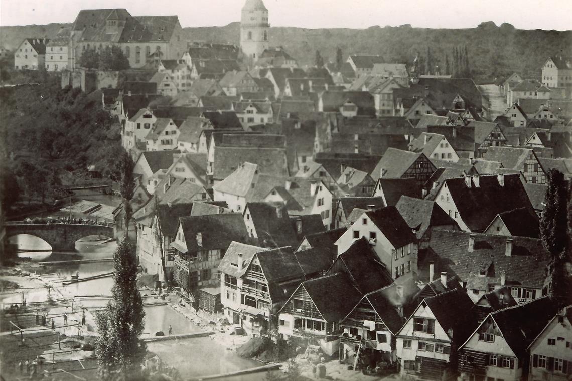 Im Eilschritt durch die Jahrhunderte Backnang um 1875 (Ausschnitt): Das ist die älteste Fotografie der Stadt. Entlang der Murr gab es damals noch zahlreiche handwerkliche Gerbereibetriebe.