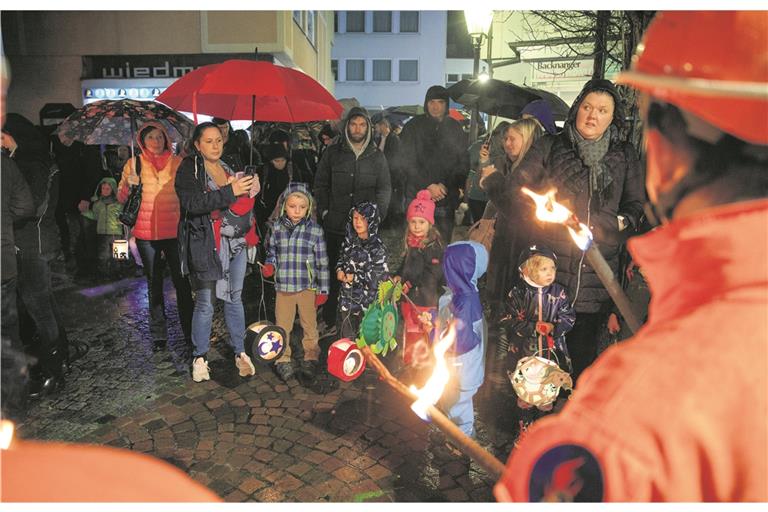 BACKNANG (yw). Die Wetterbedingungen für eine Gutenachtgeschichte waren zwar gestern Abend nicht die besten, aber das Sandmännchen ließ sich trotzdem nicht davon abbringen, die Kinder glücklich ins Bett zu schicken. Zum Laternenumzug hatte die Stadt Backnang gemeinsam mit dem Städtischen Blasorchester und der Freiwilligen Feuerwehr Backnang eingeladen. Von der Schillerstraße aus liefen Hunderte Kinder, Eltern und Großeltern gemeinsam mit dem Städtischen Blasorchester Backnang und den Fackelträgern der freiwilligen Feuerwehr durch die Uhlandstraße über die Grabenstraße bis zum Willy-Brandt-Platz. Laternen in Form von Kürbissen, Dinosauriern, Uhus und Geisterköpfen waren dabei, runde und eckige, gebastelte und gekaufte, blinkende und mit echten Kerzen beleuchtete, an Stäben getragene und an Henkeln gehaltene. Auf dem Weg wurde immer wieder haltgemacht, um gemeinsam Lieder zu singen. Am Schluss scharten sich alle auf dem Willy-Brandt-Platz, um der Geschichte des Sandmännchens zu lauschen – auf dass die Kleinen gut in den Schlaf gefunden haben mögen. Foto: A. Becher