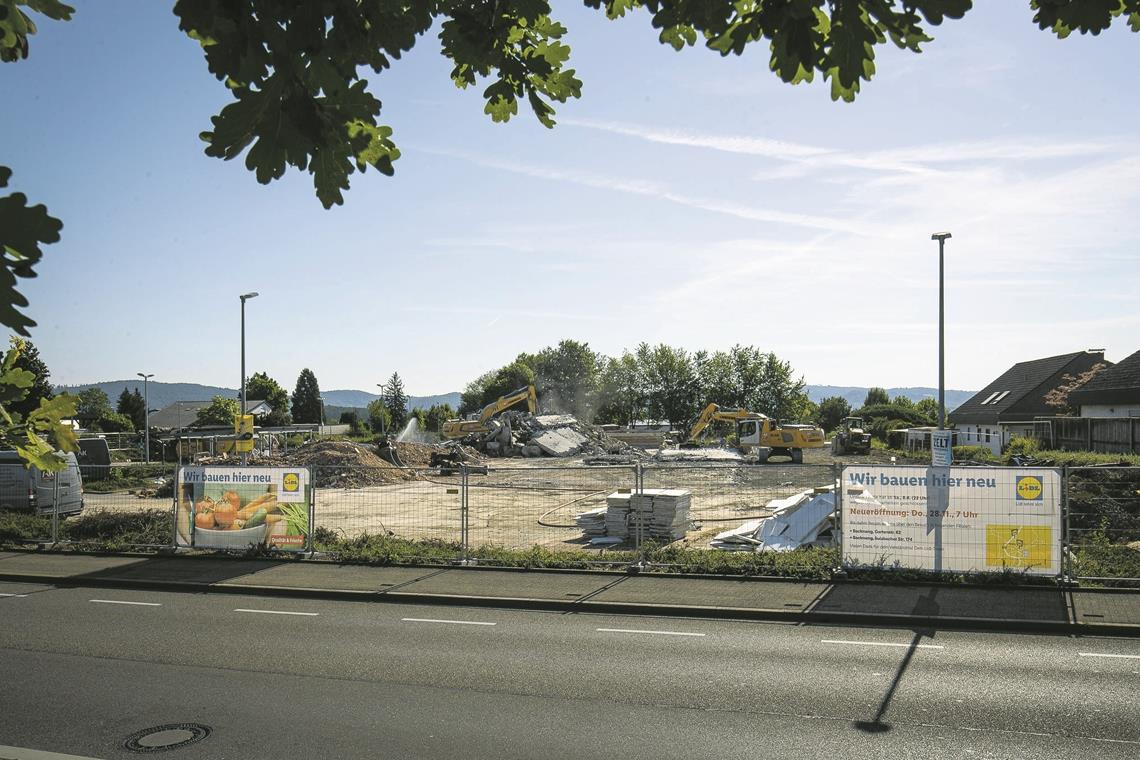 Neue Lidl-Filiale in der Weissacher Straße entsteht BACKNANG (yw). Nichts ist mehr übrig von der alten Lidl-Filiale in der Weissacher Straße 81 bis 85. Die Baustelle verändert sich täglich. Aber Kunden müssen laut Peter Mayerhöfer, Immobilienleiter der Lidl-Regionalgesellschaft Waldenburg, keine Bange haben: Diese Filiale wird voraussichtlich Ende des Jahres (auf den Plakaten wird der 28. November genannt) wieder eröffnet. Mayerhöfer: „In der Zeit bis dahin stehen den Kunden die Filialen in der Gartenstraße 62 und in der Sulzbacher Straße 174 zur Verfügung.“ Die Filiale werde durch einen zukunftsfähigen Neubau mit einem modernen Erscheinungsbild, besonders umweltfreundlicher Technik und ökologischer Bauweise ersetzt. Darüber hinaus werde man eine Fotovoltaikanlage auf dem Dach installieren. „Der so erzeugte Strom wird beispielsweise für den Betrieb von zwei E-Ladesäulen genutzt, die den Kunden während der Öffnungszeiten kostenlos zur Verfügung stehen“, so der Immobilienleiter. An der neuen Filiale entstünden 132 großzügig angelegte Parkplätze, inklusive der zwei Parkplätze mit E-Ladesäulen. Das Gebäude werde über ein modernes Erscheinungsbild – mit einem Pultdach, attraktiver Alucobond-Verkleidung und einer großen Glasfront – verfügen, wodurch viel Tageslicht in die Filiale falle. „Die mit rund 1200 Quadratmetern im Vergleich zur ehemaligen Filiale etwa 200 Quadratmeter größere Verkaufsfläche nutzen wir für breitere Gänge und eine ansprechende Warenpräsentation.“ Foto: A. Becher