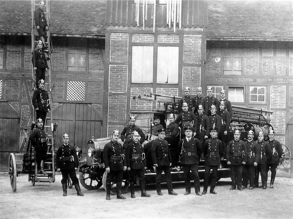 Backnanger Feuerwehrmänner mit ihrer ersten Autofeuerlöschspritze 1924. Im Hintergrund das Feuerwehrgerätehaus (Feuerspritzenremise) mit Steigerturm am Adenauerplatz. Repros: P. Wolf