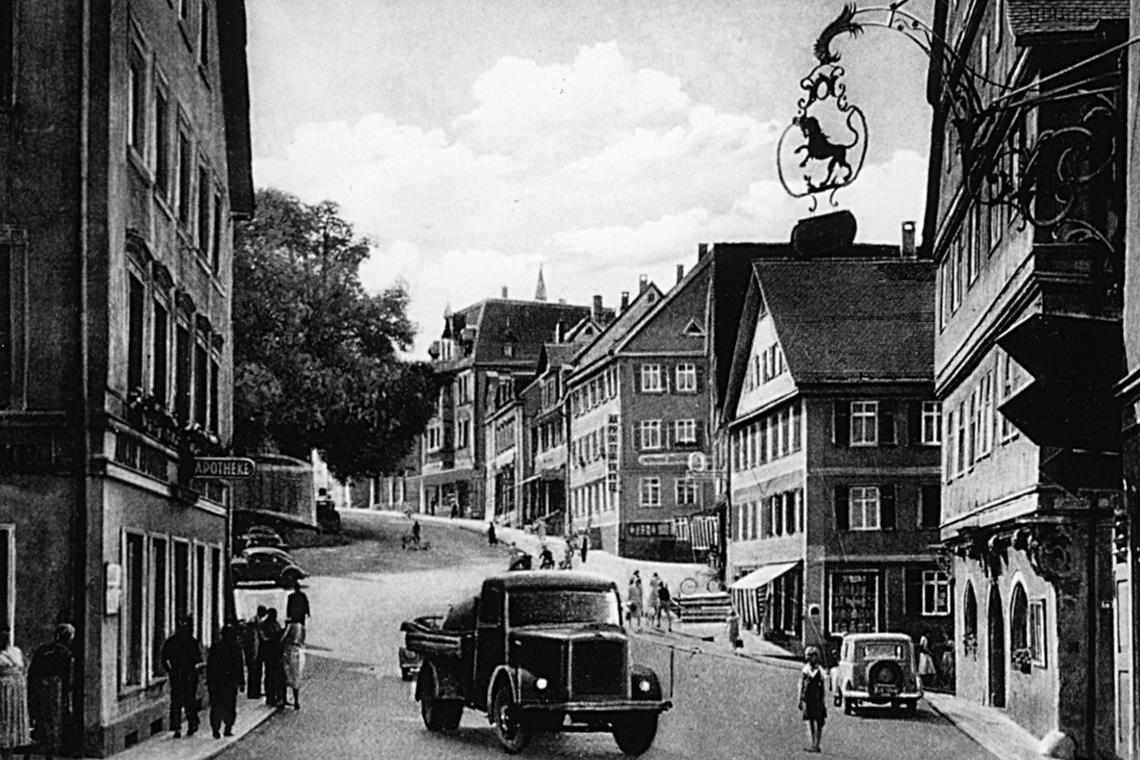 Backnanger Marktstraße um das Jahr 1950 mit einem Fahrzeug der Firma Kaelble im Vordergrund.Reproduktion: P. Wolf