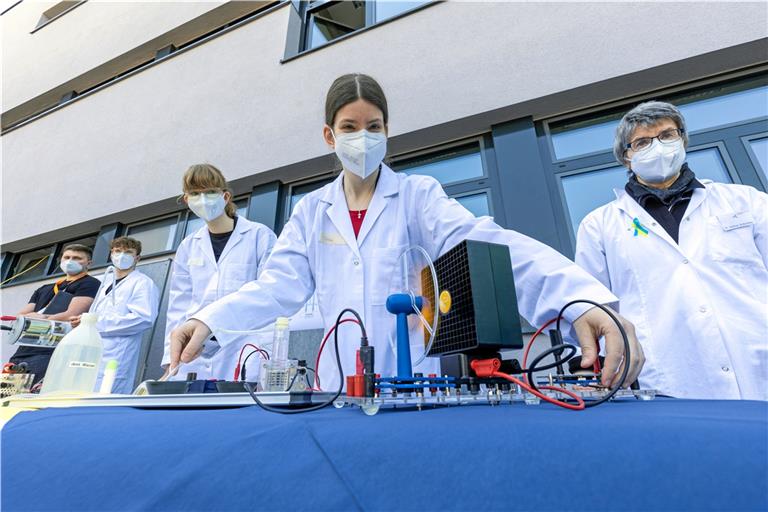 Backnanger Schüler präsentieren beim Mobilitätstag zu nachhaltiger Mobilität, wie grüner Wasserstoff funktioniert. Foto: A. Becher