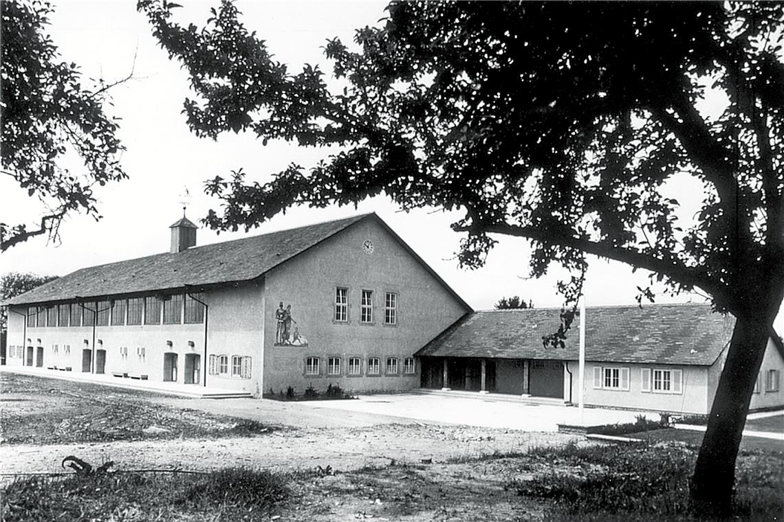 Backnanger Stadthalle mit Bild an der Giebelfront von Hermann Erlenbusch. Repros: P. Wolf