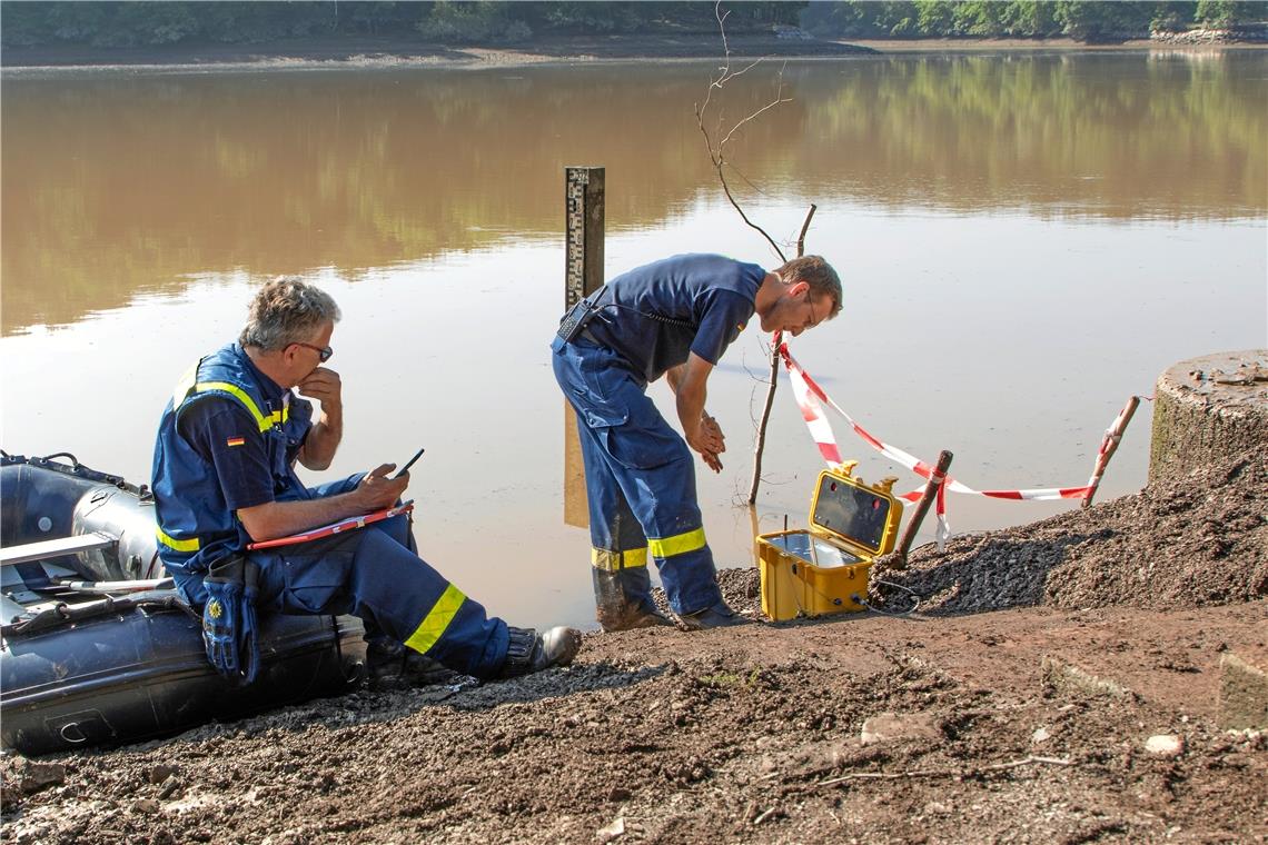 Backnanger THW-Kräfte messen den Pegelstand der Steinbachtalsperre. Foto: THW