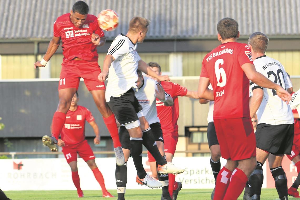 Backnangs Angreifer Emanuel McDonald (beim Kopfball) war an vielen guten Szenen beteiligt, blieb beim 4:0 aber ohne Treffer. Foto: A. Hornauer