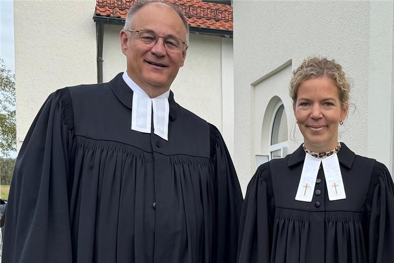 Backnangs Dekan Rainer Köpf verabschiedet Felicitas Renard nach ihrem letzten Gottesdienst in der Maubacher Pauluskirche. Foto: privat