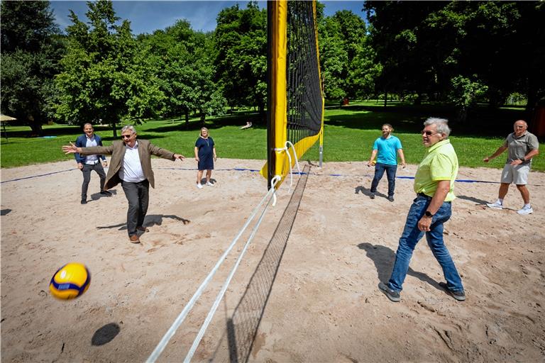 Backnangs erster Bürgermeister Siegfried Janocha (links vorne) hofft auf dem Foto vermutlich, dass der Ball ins Aus fliegt. Von links: Johannes Ellrott, Siegfried Janocha, Kerstin Drösler, Christian Eisenmann, Wolfgang Sterzel und Rolf Hettich. Foto: Alexander Becher