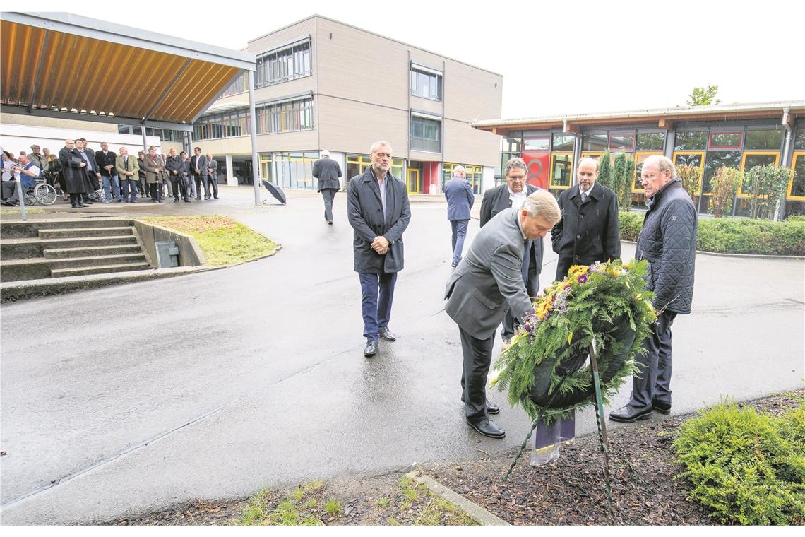 Backnangs Erster Bürgermeister Siegfried Janocha (vorne) zitierte anlässlich der Kranzniederlegung am Mahnmal der deutschen Heimatvertriebenen die Widmungsinschrift. Foto: A.Becher