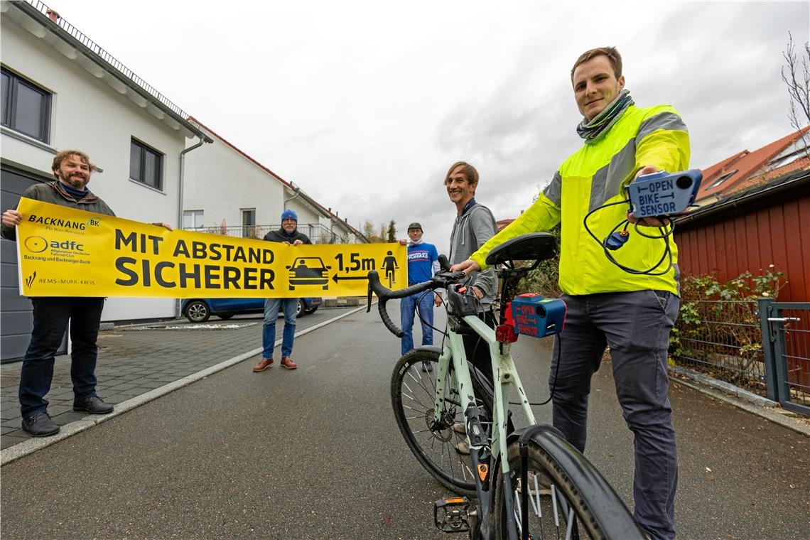 Backnangs Fahrradbeauftragter Volker Knödler, Martin Fischer von Klimaentscheid Backnang, Jürgen Ehrmann und Daniel Baier vom ADFC und Moritz Körner von der Backnanger Stadtverwaltung (von links) präsentieren die neue Kampagne für mehr Abstand. Foto: A. Becher