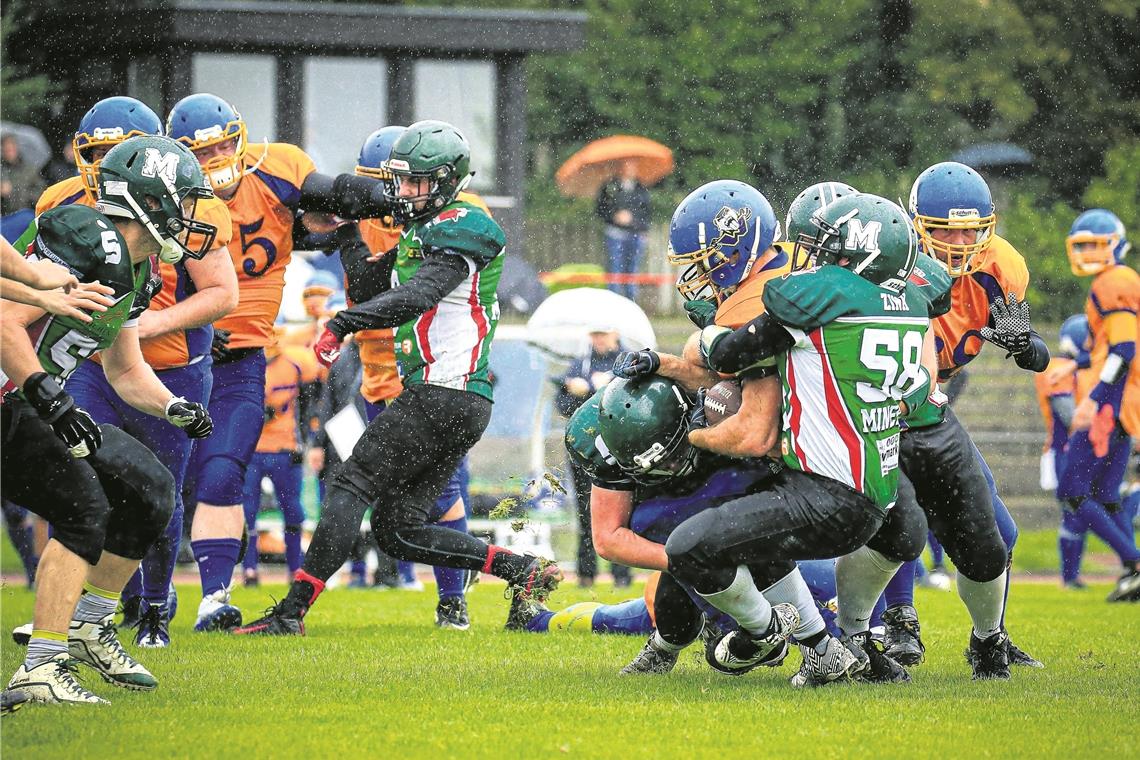 Wolverines atmen durch Backnangs Footballer (orangene Trikots) haben sich durchgesetzt. Foto: A. Becher