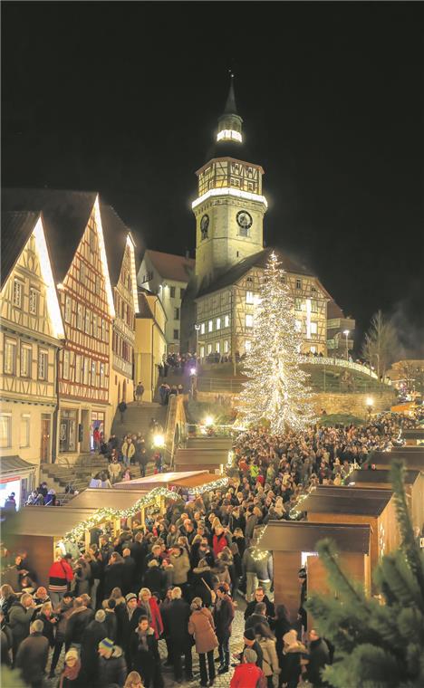Backnangs Innenstadt im weihnachtlichen Lichterglanz: Vor allem am Samstag strömten die Besucher über den Christkindlesmarkt.