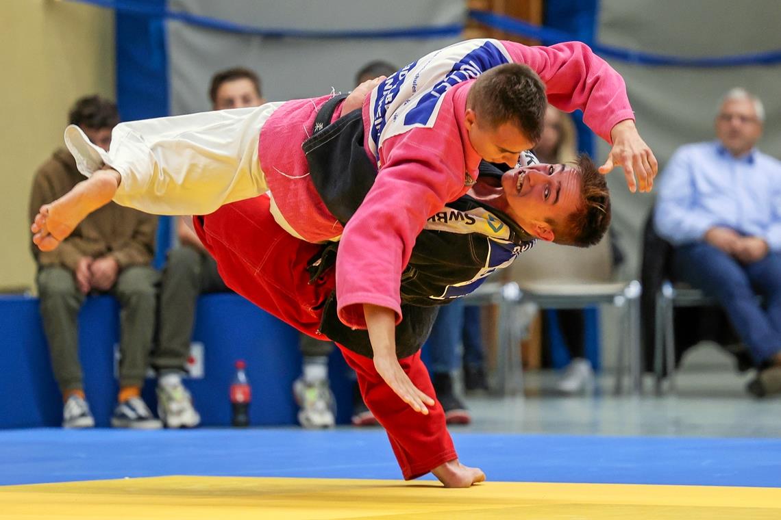 Judokas der TSG Backnang fallen ans Tabellenende zurück Backnangs Janno Brodnig (rote Hose) hat zum Auftakt des letzten Bundesliga-Kampftags das Nachsehen. Foto: Alexander Becher