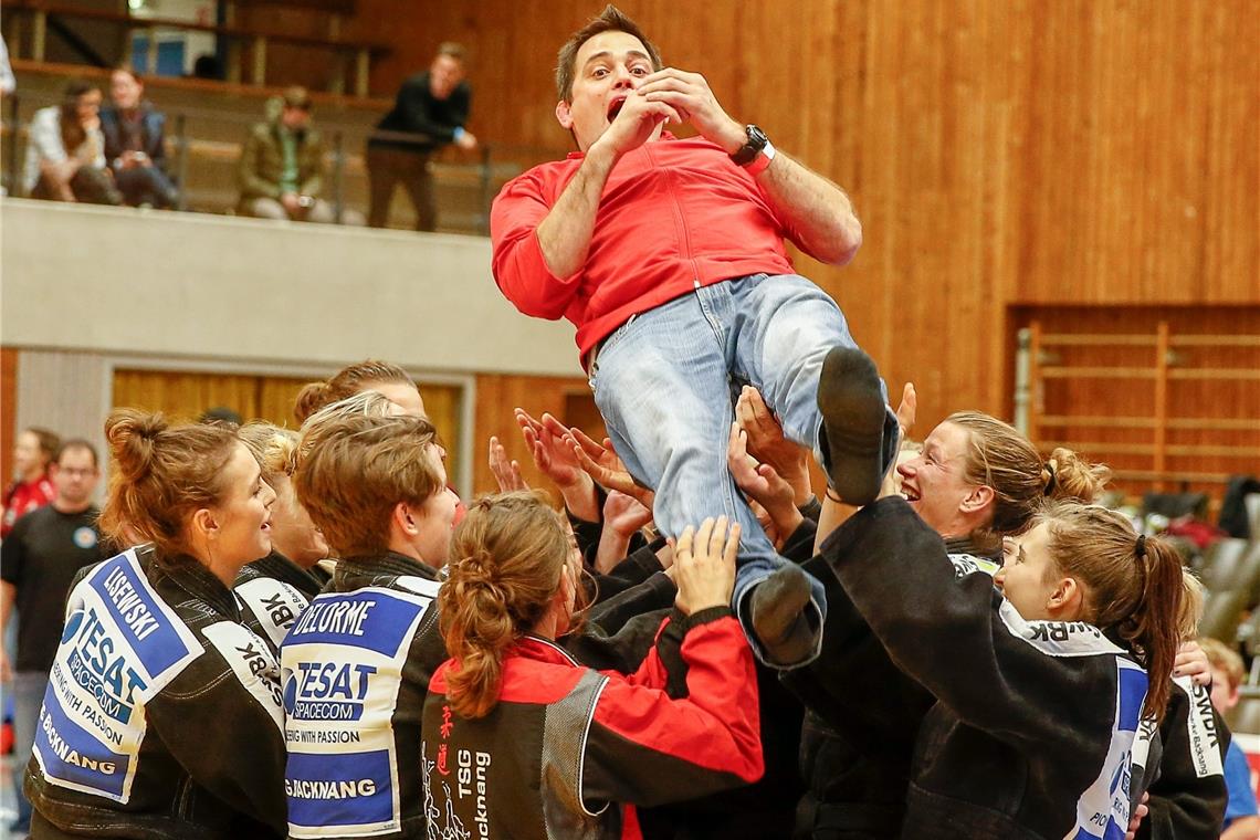 Backnangs Judofrauen feierten 2018 mit Trainer Jens Holderle den Titelgewinn. Foto: A. Becher