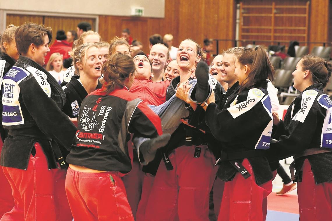 Backnangs Judofrauen feierten im Vorjahr die zweite deutsche Meisterschaft in Folge und Erfolgstrainer Jens Holderle. In Wiesbaden kann die TSG nun den Hattrick perfekt machen. Foto: A. Becher