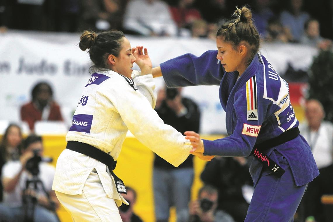 Backnangs Judoka Katharina Menz (links) hat beim Grand Slam in Abu Dhabi überzeugt. Foto: Imago
