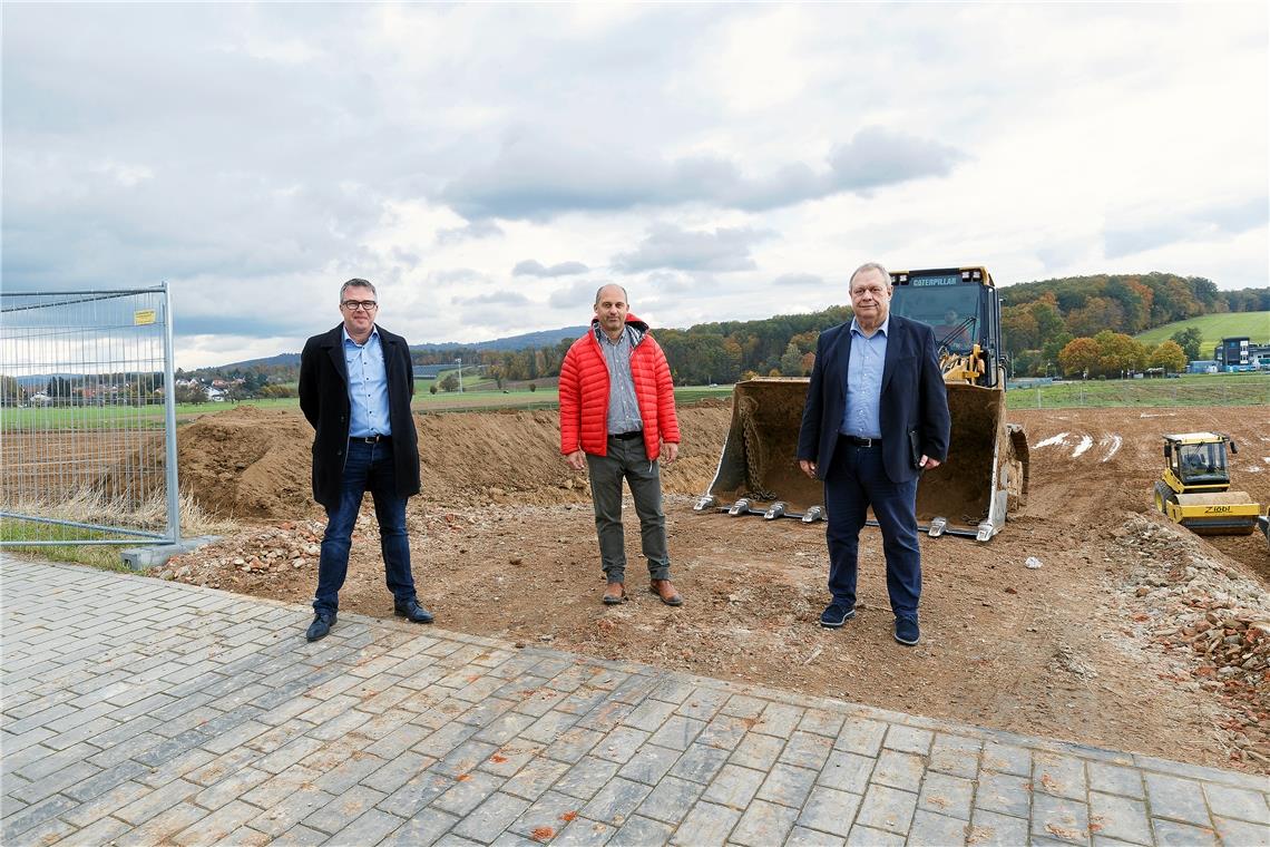 Backnangs Kämmerer Alexander Zipf (links) und Wirtschaftsförderer Reiner Gauger (rechts) freuen sich mit Investor Dirk Veeser über den Baubeginn des Projekts. Foto: J. Fiedler