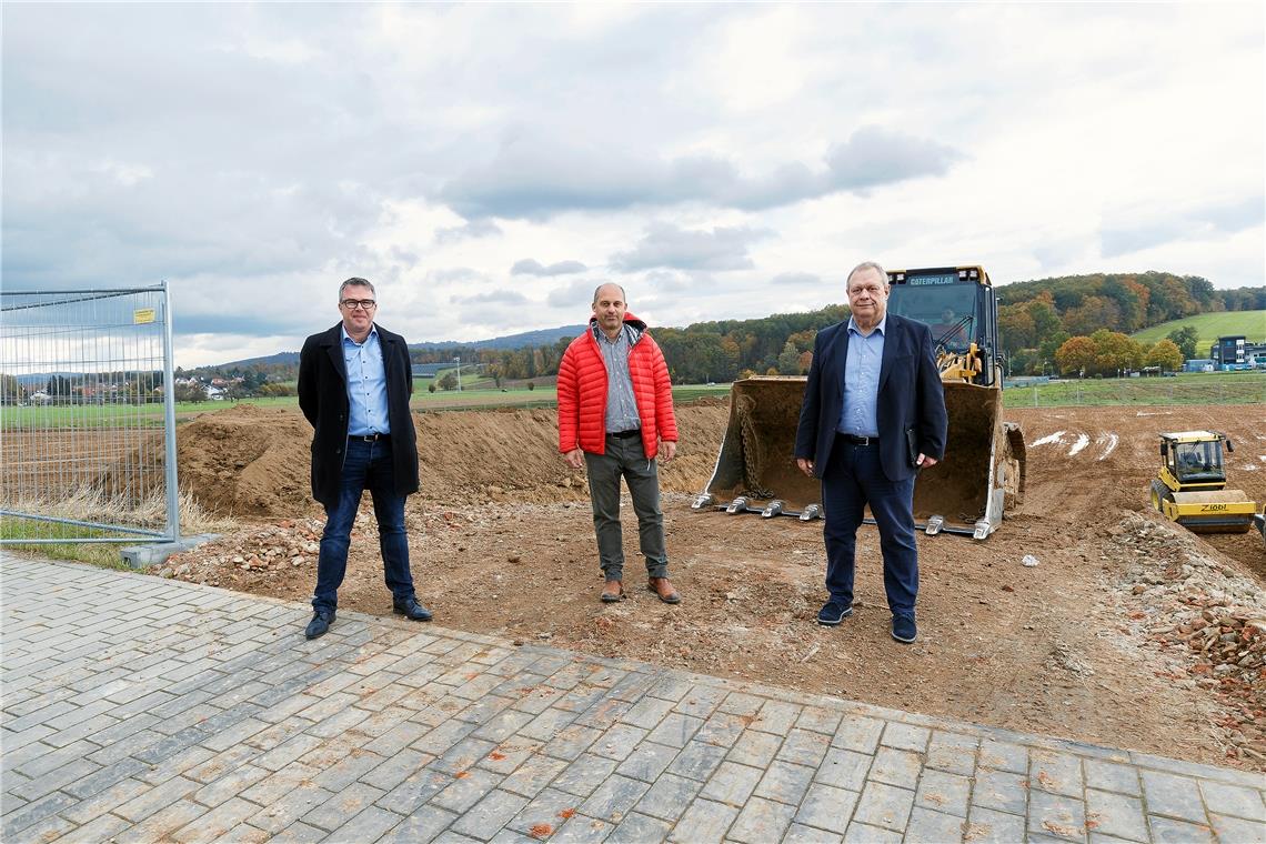 Flexibilität in den Lerchenäckern ist Trumpf Backnangs Kämmerer Alexander Zipf (links) und Wirtschaftsförderer Reiner Gauger (rechts) freuen sich mit Investor Dirk Veeser über den Baubeginn des Projekts. Foto: J. Fiedler