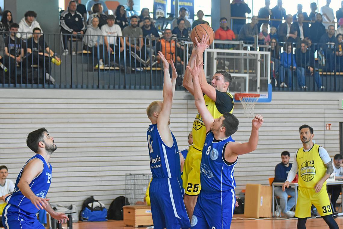 TSG Backnang: Ein richtiges Basketballfest zum Saisonende Backnangs Laurin Laib (beim Wurf) im letzten Saisonspiel gegen Esslingen. Foto: Tobias Sellmaier