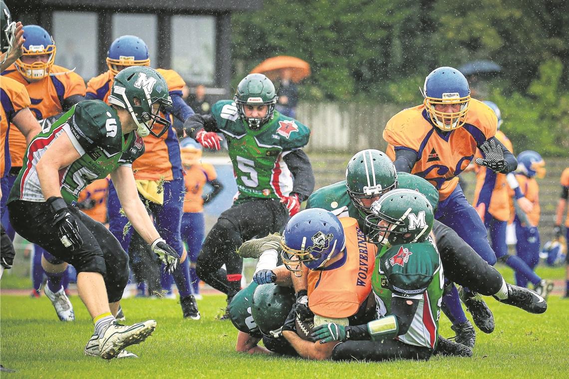 Backnangs Matthias Messerschmid (vorne) wird von drei Gegenspielern gestoppt. Foto: A. Becher