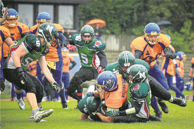 Backnangs Matthias Messerschmid (vorne) wird von drei Gegenspielern gestoppt. Foto: A. Becher