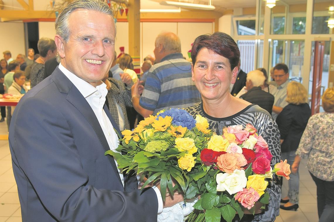 Backnangs OB Frank Nopper gratuliert Burgstettens Bürgermeisterin Irmtraud Wiedersatz zur Wiederwahl. Foto: T. Sellmaier