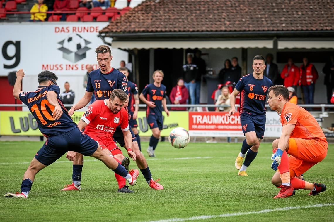 Marinic trifft doppelt und Backnang jubelt Backnangs Spielertrainer Mario Marinic (beim Schuss) bewies einmal mehr seine Klasse. Er erzielte beide TSG-Tore und traf in der Nachspielzeit zum entscheidenden 2:1. Foto: A. Becher