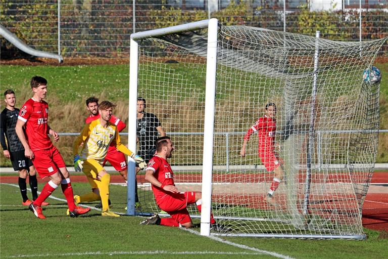 Backnangs Spielertrainer Mario Marinic erzielt in dieser Szene die 1:0-Führung für seine Mannschaft. Foto: A. Hornauer