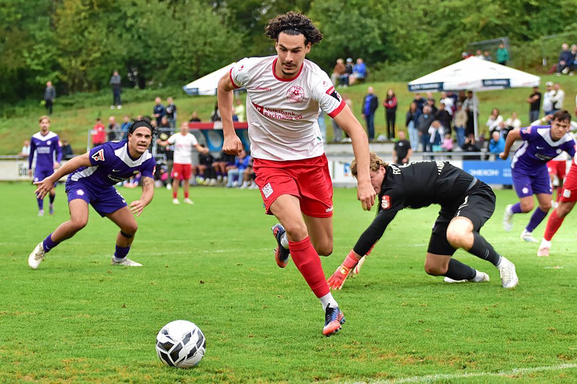 Backnangs Stürmer Fabijan Domic umkurvt den Nöttinger Torhüter Thilo Marksteiner und erzielt das 1:0. Foto: Tobias Sellmaier