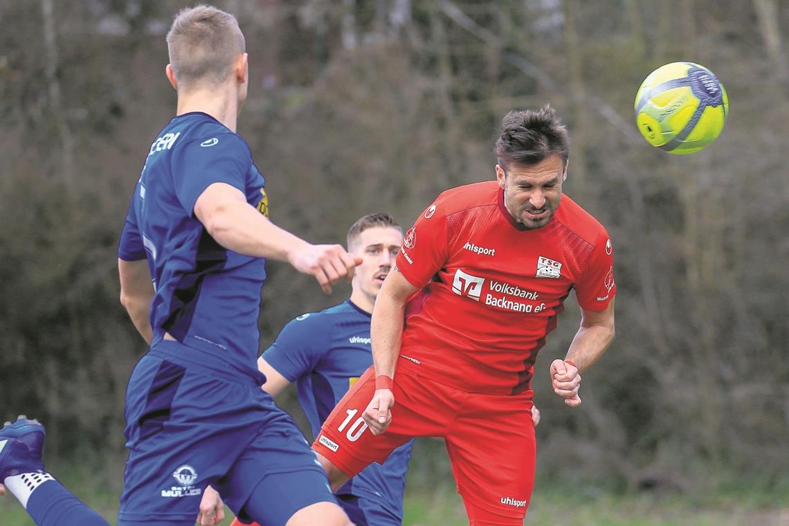 Backnangs Torjäger Mario Marinic köpft in dieser Szene zum 1:0 ein.Foto: A. Becher