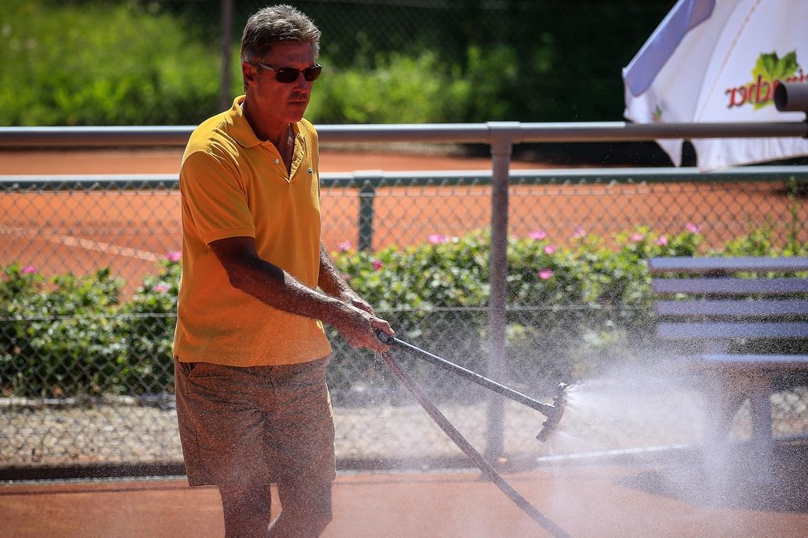 Backnangs Trainer Hans-Ulrich Kirmse hofft darauf, dass bald die Tennisplätze für die neue Saison hergerichtet werden können. Foto: A. Becher