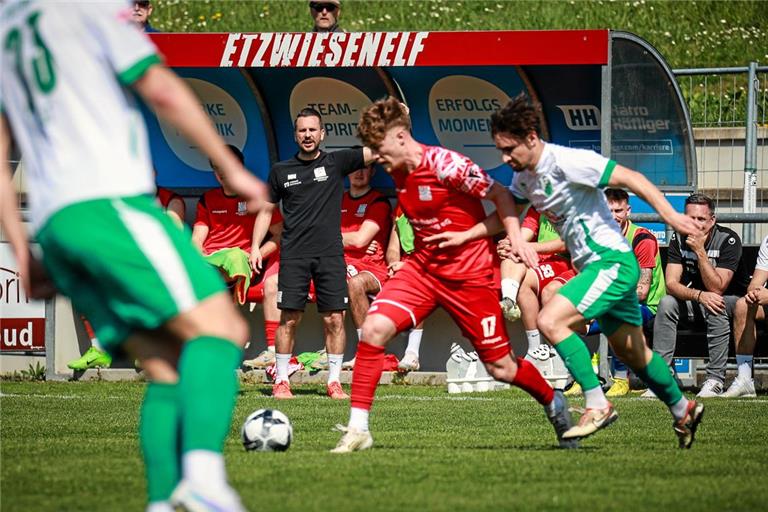 Backnangs Trainer Mario Marinic will das TSG-Team um Talha Özen (rotes Trikot) auch in Schwäbisch Gmünd zum Sieg führen. Foto: Alexander Becher