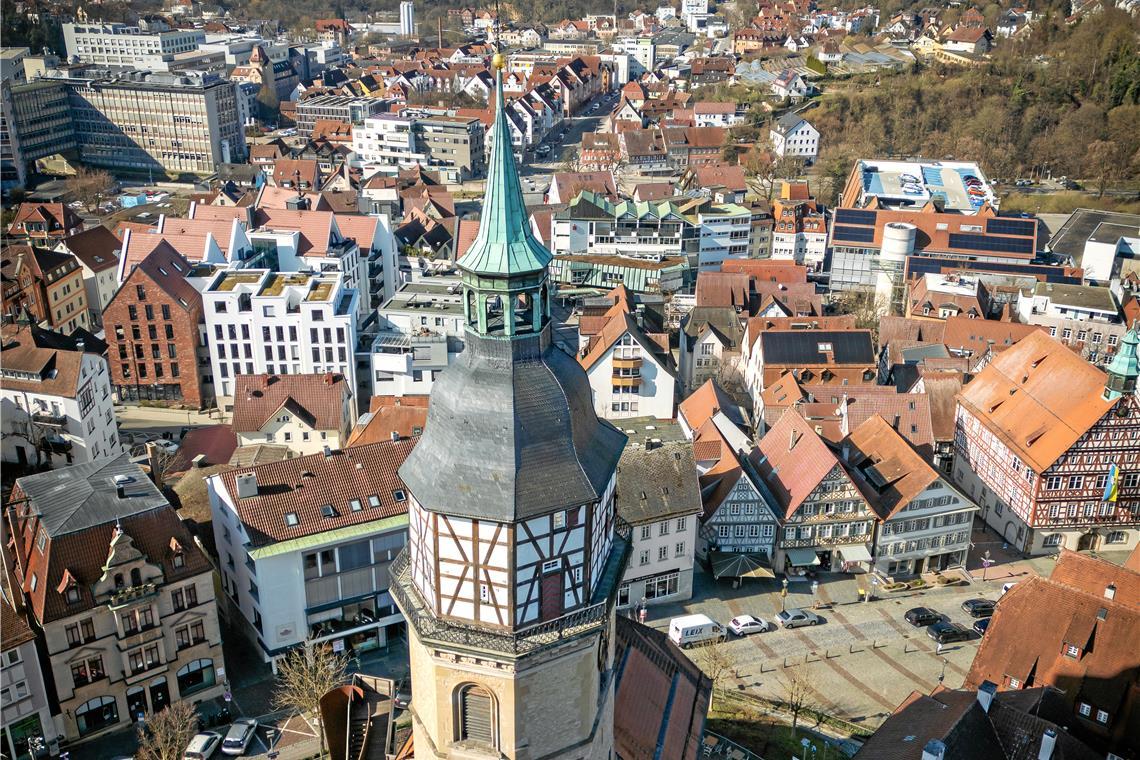 Backnangs Wahrzeichen ist auf den ersten Blick in einem guten Zustand. Bei genauerem Hinsehen finden sich aber doch etliche Mängel. Fotos: Alexander Becher