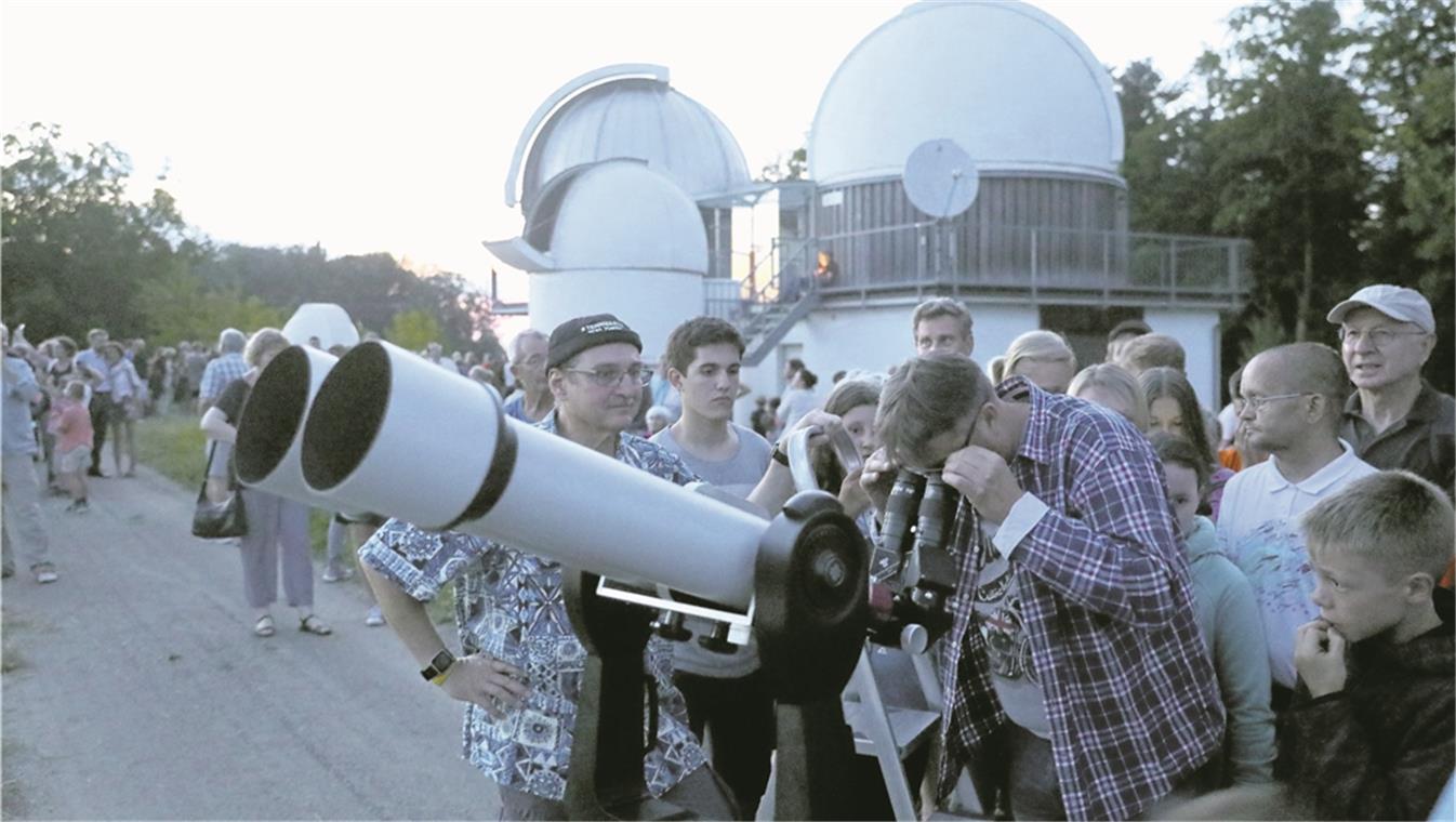 BACKNANG/WELZHEIM (flo/zvw). Kupferrot hätte er schimmern sollen, als er in den Erdschatten eintauchte, ein Blutmond hätte es sein sollen – und dann: die längste Mondfinsternis in diesem Jahrhundert. Die Sternwarte Welzheim war am Freitagabend Treffpunkt für rund 400 Himmelsgucker. Allein, Wolkendunst vernebelte ihnen das Schauspiel, der Mond ließ sich nur ab und zu schemenhaft blicken. Venus, Jupiter und Saturn hingegen waren als leuchtende Sterne klar zu sehen. Auch schön.Einen vorzüglichen Blick auf das gigantische Himmelsspektakel hatte dagegen BKZ-Leser Ralf Blum. Der Hobbyfotograf aus Backnang platzierte sein Stativ im Horbachhof bei Waldrems und konnte so die Mondfinsternis in ihren verschiedenen Phasen festhalten. Vielen Dank für die spektakulären Aufnahmen. Fotos: B. Büttner/R. Blum