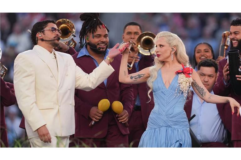 Bad Bunny (links) mit Lady Gaga bei der Halbzeitshow des Super Bowl.