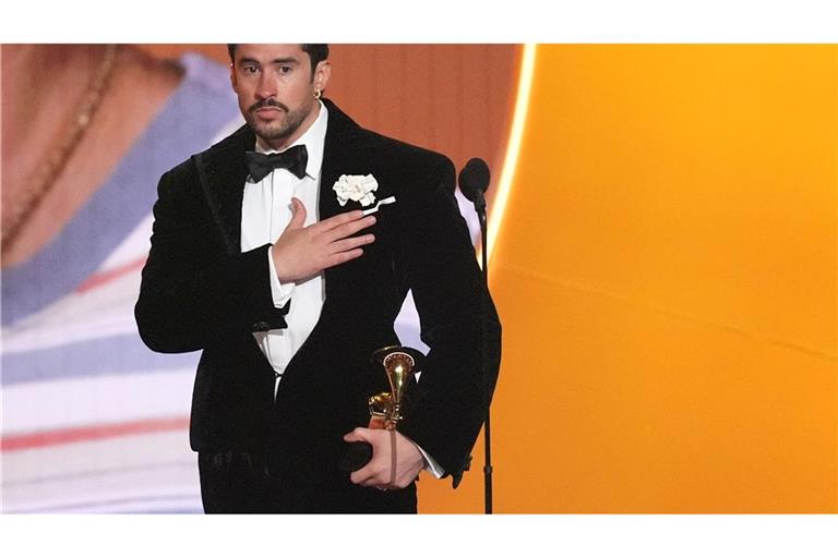 Bad Bunny nimmt den Preis für das Album des Jahres für "DeBÍ TiRAR MáS FOToS" bei den Grammy Awards entgegen ‒ und zeigt dabei, wo seine Heimat Puerto Rico liegt. (Archivbild)