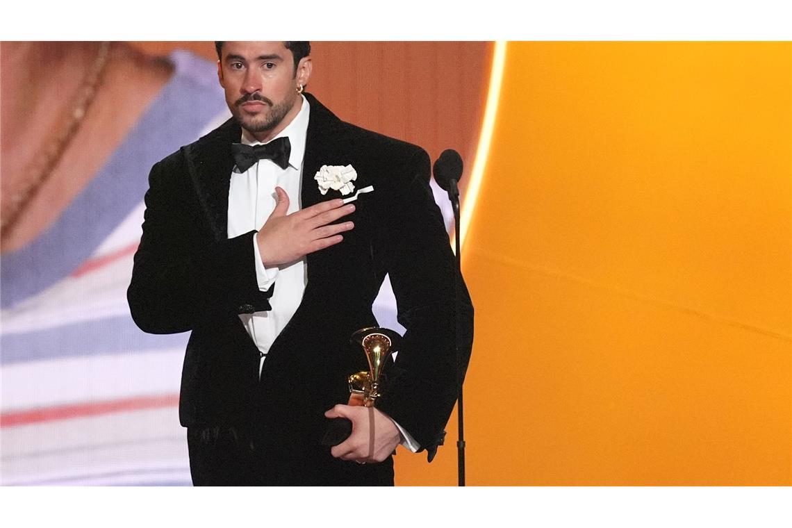 Bad Bunny nimmt den Preis für das Album des Jahres für "DeBÍ TiRAR MáS FOToS" bei den Grammy Awards entgegen ‒ und zeigt dabei, wo seine Heimat Puerto Rico liegt. (Archivbild)