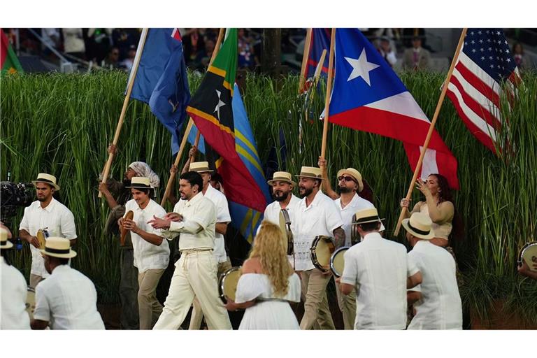Bad Bunny präsentierte viele weitere Flaggen neben der Fahne der USA.