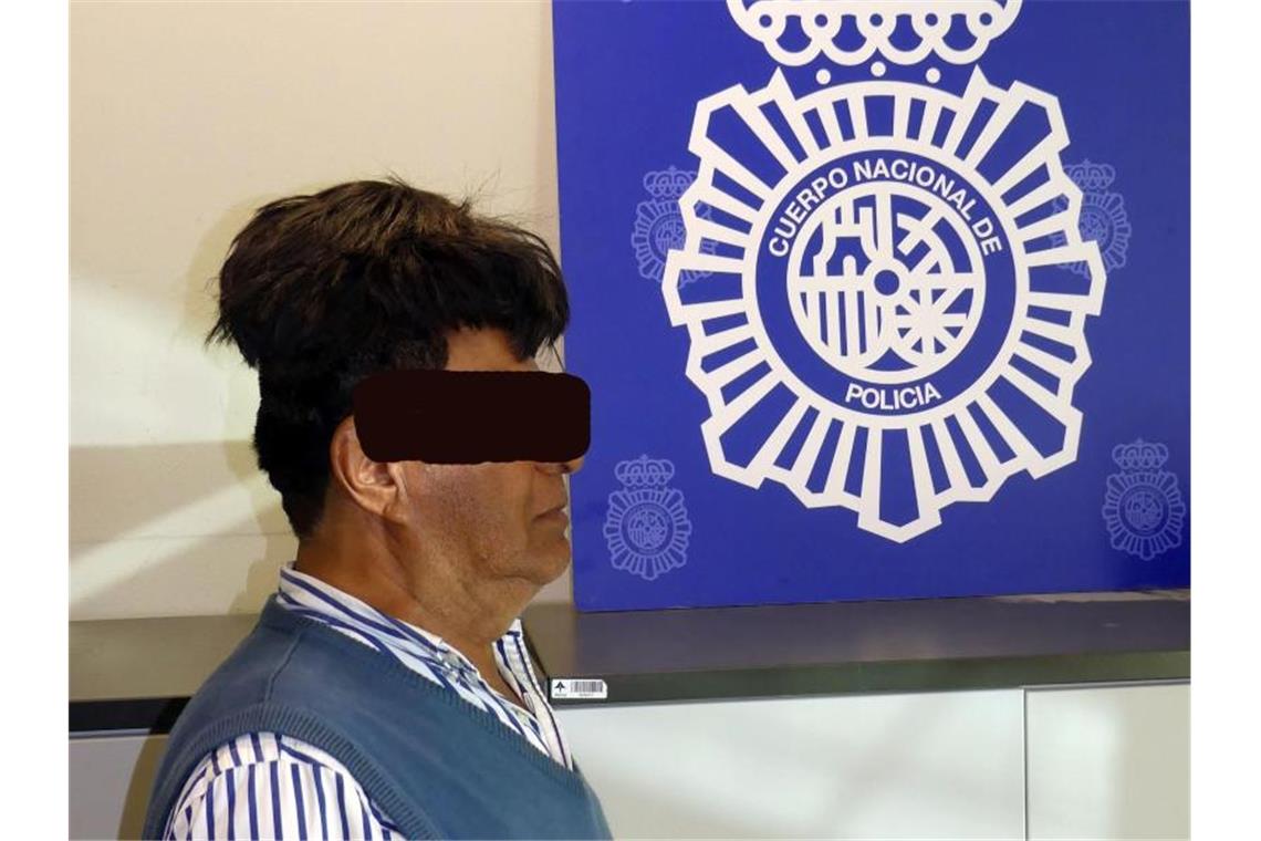 Das fiel am Airport auf: Halbes Kilo Kokain unter dem Toupet „Bad-Hair-Day“: So versuchte der Drogenkurier, die Sicherheitskontrolle auf dem Flughafen von Barcelona zu passieren. Foto: Spanische Nationalpolizei