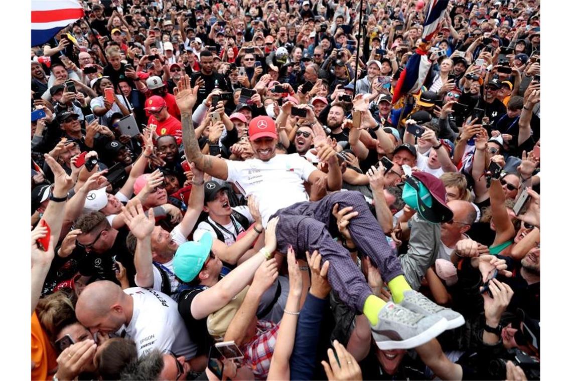 Bad in der heimischen Menge: Lewis Hamilton (M) feiert seinen Silverstone-Sieg 2019. Foto: David Davies/PA Wire/dpa