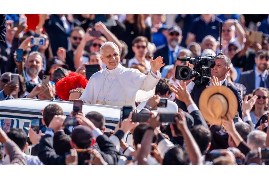 Papst Leo nutzt Amtseinführung zu Kapitalismus-Kritik Bad in der Menge: Papst Leo.
