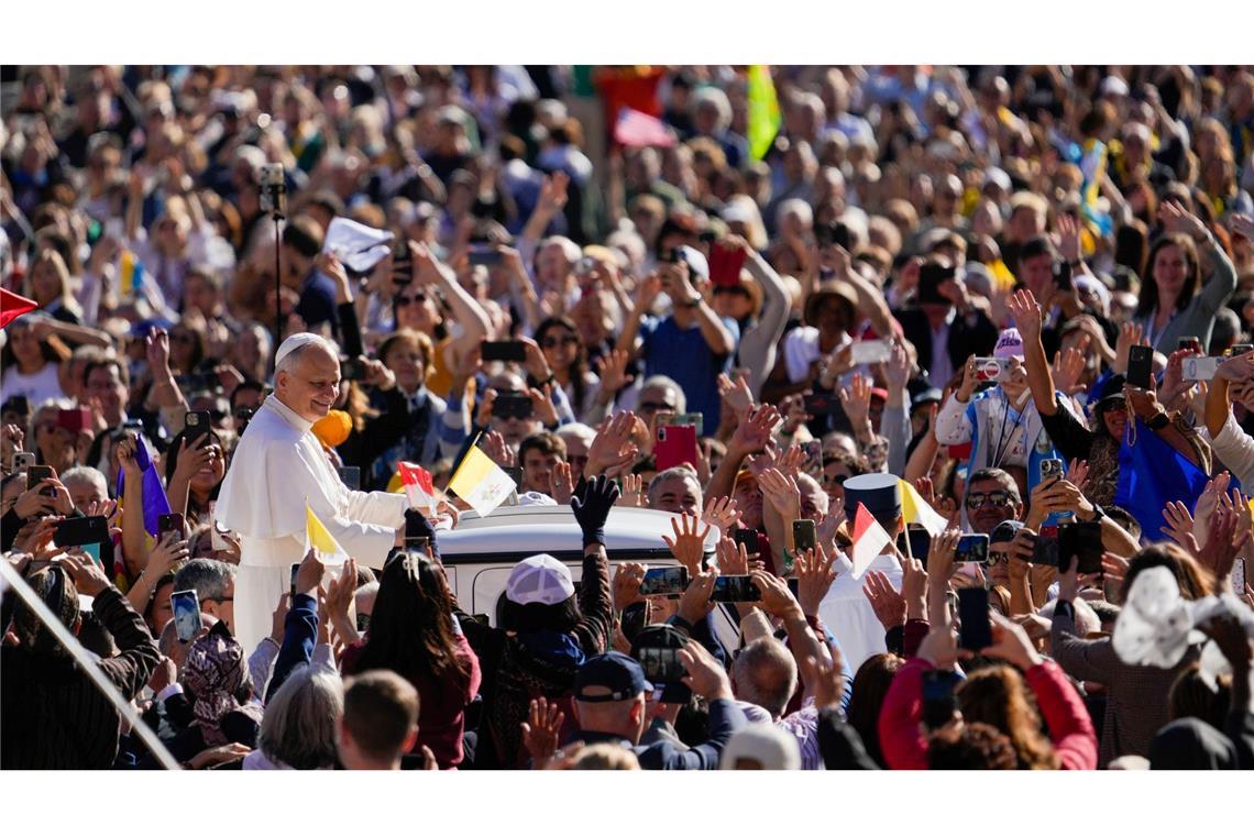Bilder des Tages Bad in der Menge: Papst Leo XIV. kommt auf den Petersplatz im Vatikan, um sich mit den Teilnehmern des Katechetenjubiläums zu treffen.