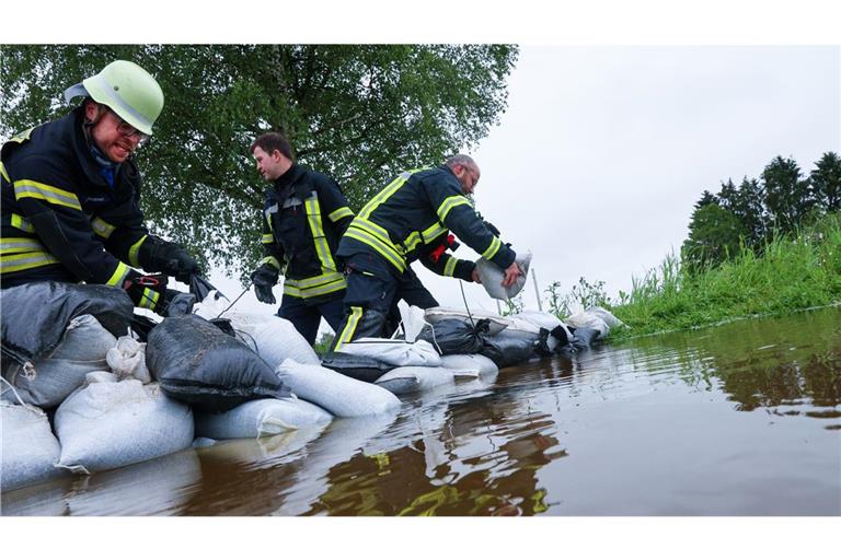 Bad Saulgau: Einsatzkräfte der Feuerwehr errichten errichteneinen Damm mit Sandsäcken.