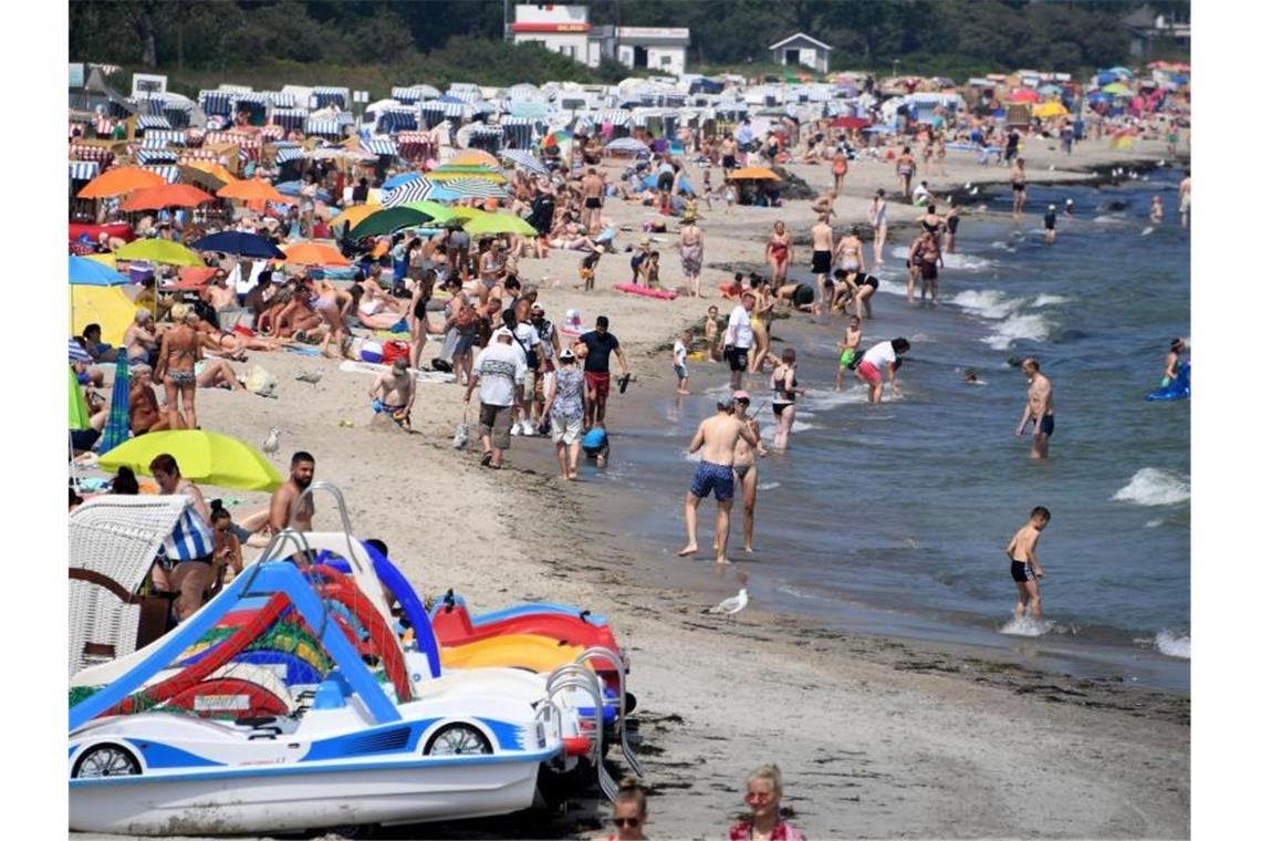 Abstandhalten am vollen Strand - Gästeansturm an den Küsten Badebetrieb am Timmendorfer Strand. Foto: Carsten Rehder/dpa