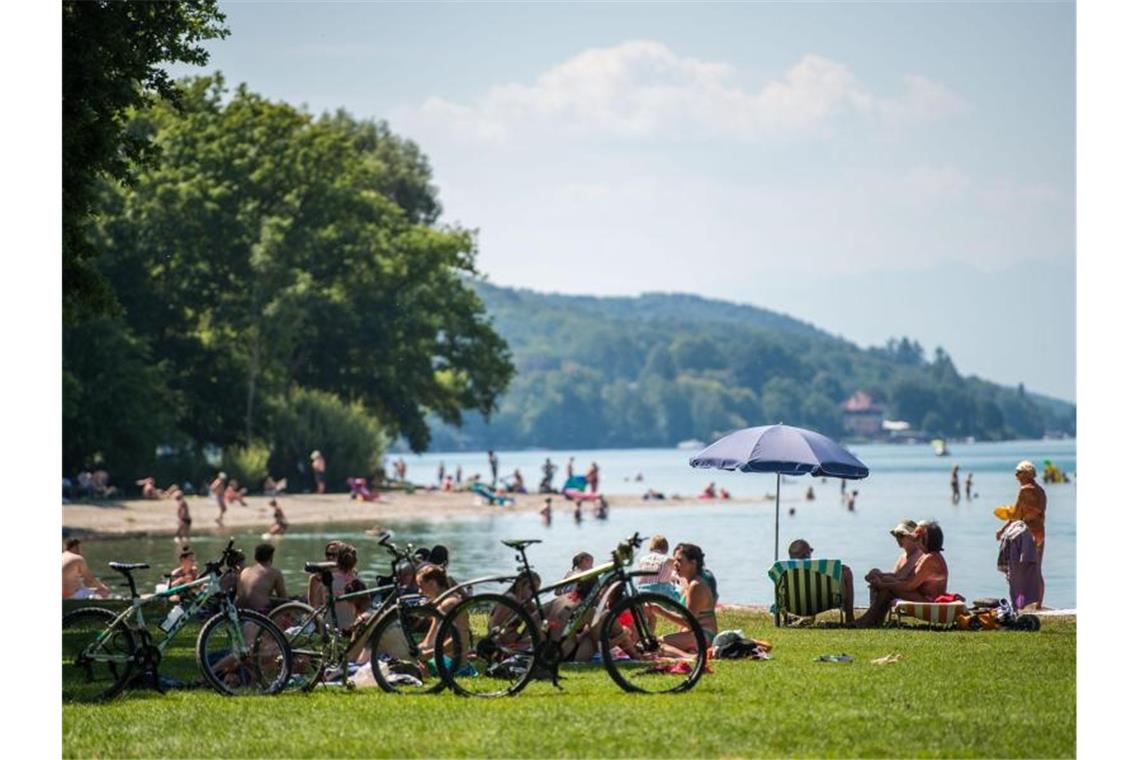 Badegäste am Starnberger See: Im bundesweit wohlhabendsten Landkreis Starnberg war das durchschnittlich verfügbare Pro-Kopf-Einkommen der Privathaushalte zuletzt mehr als doppelt so hoch wie in Gelsenkirchen. Foto: Lino Mirgeler