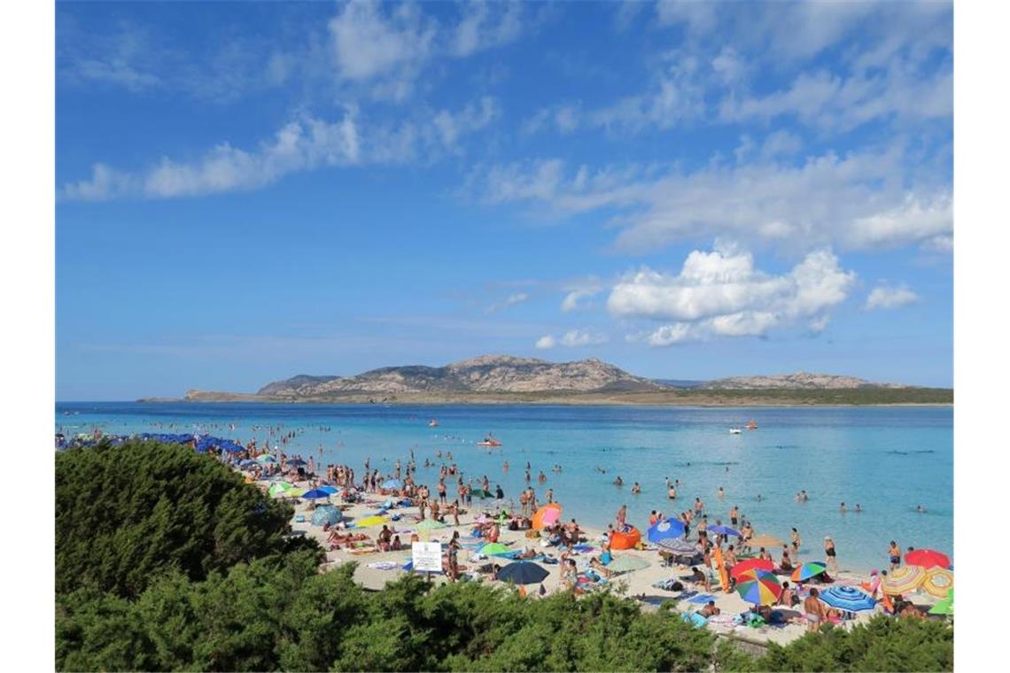 Badegäste am Strand auf der Mittelmeerinsel Sardinien (Archiv). Foto: Andrea Warnecke/dpa-tmn/dpa