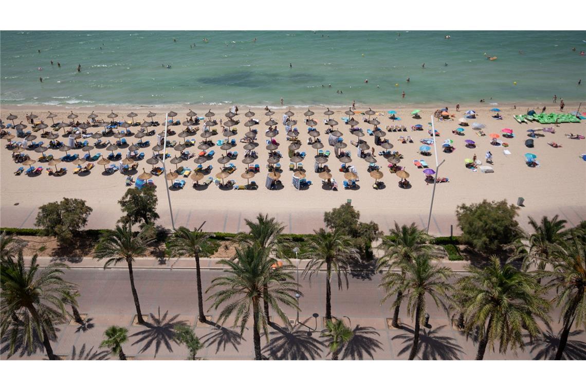 Bilder des Tages Badegäste am Strand von Arenal auf Mallorca an einem warmen Sommertag.